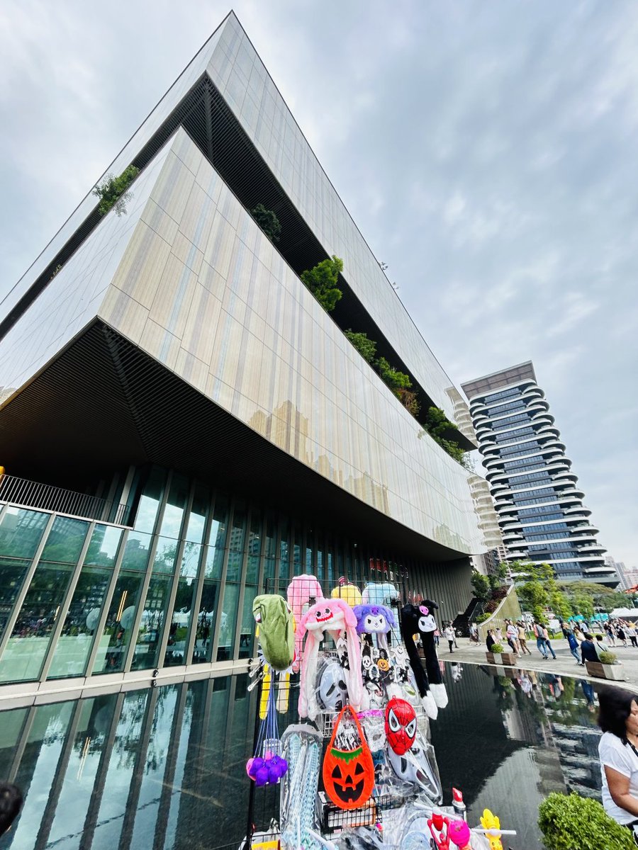 VsiiebAndrew's tweet image. 今夜お菓子くれなきゃイタズラしちゃうぞ〜🍭
気をつけてね、いたずらっ子に変身しちゃうかも〜！