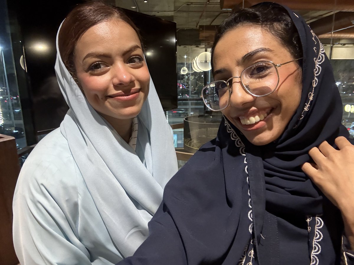 Ftoo_18's tweet photo. لقاء جدًا جميل وكنت مرة متحمسة وحمدلله انبسطت واستفدت رغم اني ما اقرأ في الفلسفة بس تبسيطها للمعلومات رهيب وأسلوب سردها سلس وممتع، اخصائية نفسية عظيمة متخصصة في العلاج بالمعنى قادمة في الطريق، كل التوفيق مآل ممتنة لرؤيتك 🤍 https://t.co/PrlF60MW3I