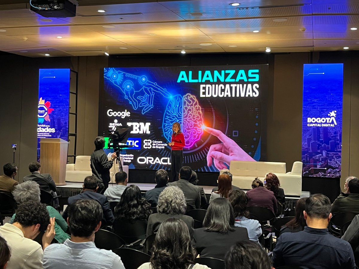 ¡Compartimos nuestra apuesta de ciudad con las personas en el centro! 

La Consejera TIC, <a href="/diancelm/">Diana Celis Mora</a>, expuso los principales avances de la estrategia #BogotáCapitalDigital, en donde la tecnología está al servicio de la gente para conectar y transformar vidas desde: 

✅