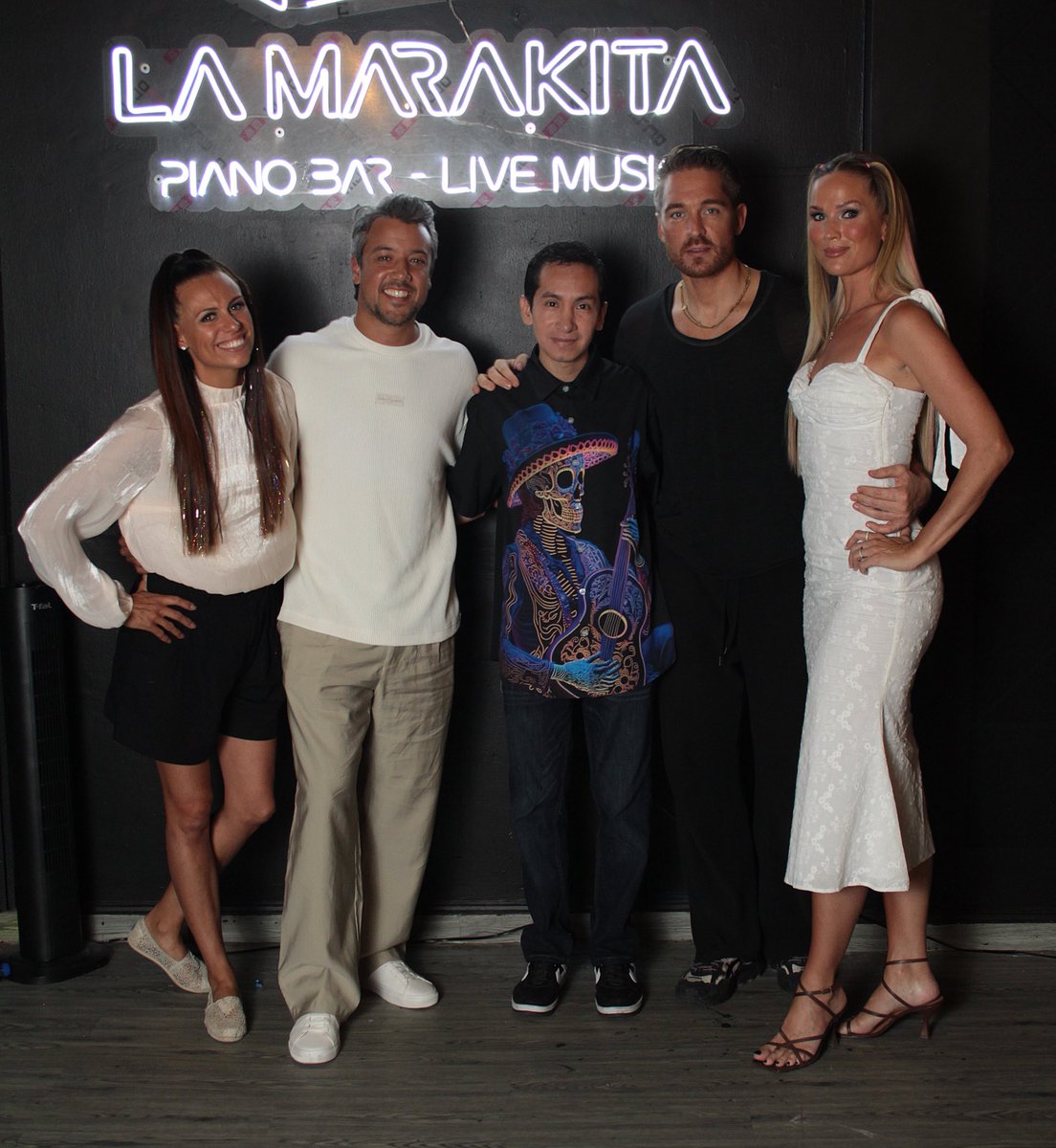 Me están pasando tantas cosas tan bonitas que no me lo creo y que me muero de la emoción!! Después de años de escucharlos, tengo mi foto con A*Teens ⭐️ 🥹 🥰 Llega ese día donde despiertas y contigo despiertan las ganas de hacer lo que te grita el alma 🖤 🎶 🇸🇪