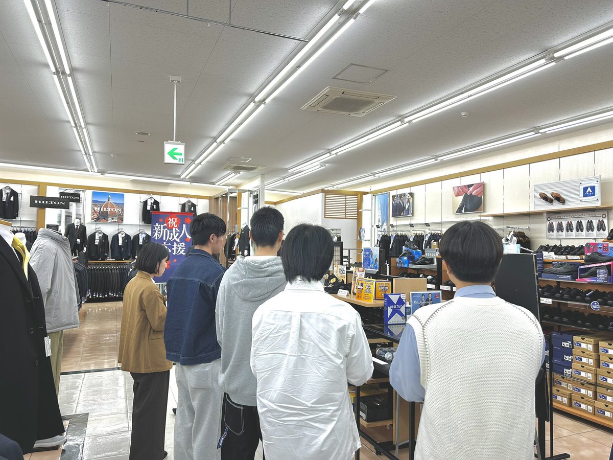 青山商事では、店舗見学ツアーを開催！🙌
採用スタッフと営業店スタッフが洋服の青山を徹底案内してます🎈
皆でオーダー接客体験をしたり、サステナブルについて学びました☺️

 #青山商事グループ #洋服の青山 #店舗見学 #ツアー