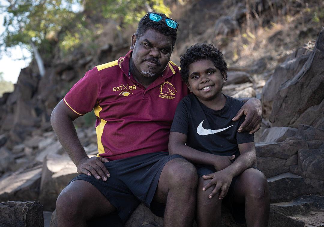 reddustoz's tweet image. How good is family? Wally from Daly River with his family. These photos were captured during a visit from our Storytelling program. Read more about the program here ow.ly/u4R150XkJqi