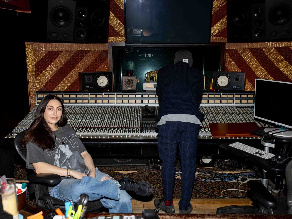 TaraMacri's tweet photo. studio days https://t.co/rdSZeiBZuL