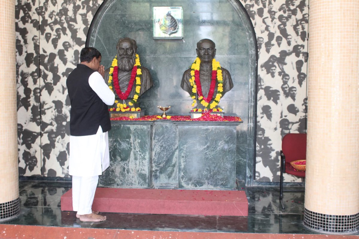 भारत की एकता और अखंडता के प्रतीक, भारत रत्न लौह पुरुष सरदार वल्लभभाई पटेल जी की जयंती पर उन्हें कोटिशः नमन।

आइए, आज के दिन हम संकल्प लें कि उनके दिखाए मार्ग पर चलकर भारत की एकता, अखंडता और प्रगति के लिए अपना योगदान देंगे।

श्रद्धासुमन 🙏
अखंड भारत राष्ट्रीय संघ