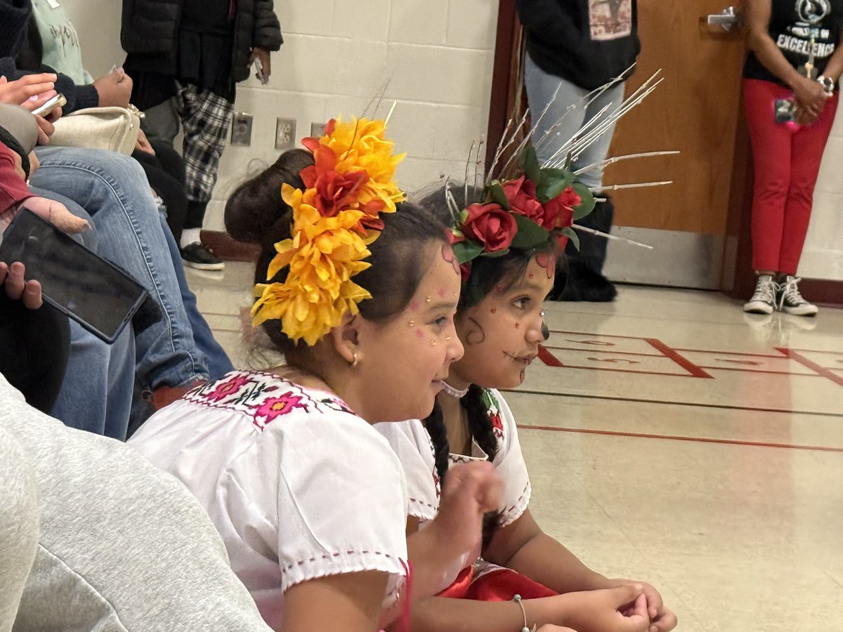 MakiTeramotoS's tweet image. Thank you Mariama for keeping the wonderful Mexican tradition of #DíaDeMuertos as part of the cultural curriculum of #GlobalPrep. 

I enjoyed the program so much! The kids singing&amp;amp;dancing, the creative #Altar explanation and  the #PROBEM #Tabasco teachers were all wonderful.