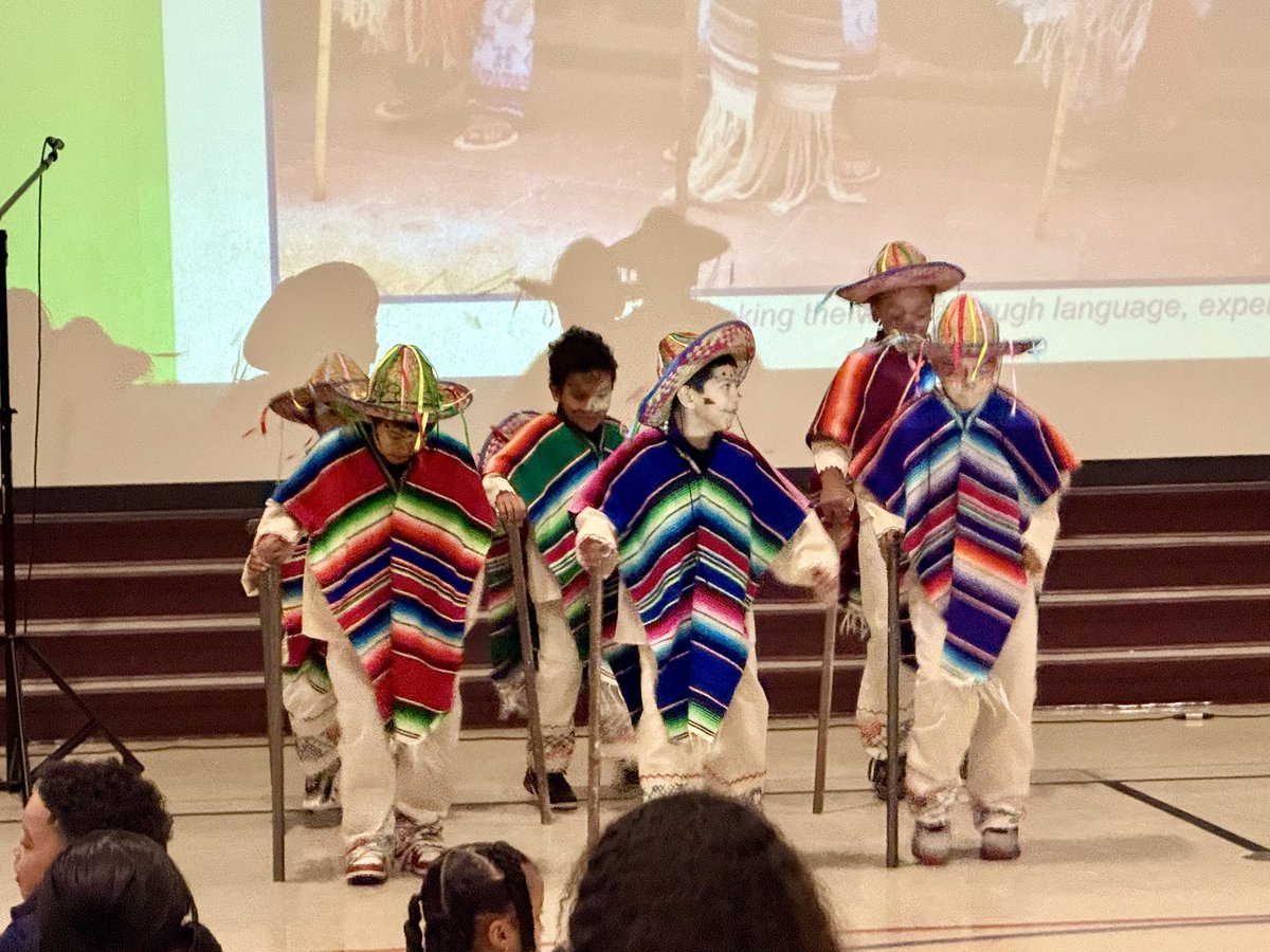 MakiTeramotoS's tweet image. Thank you Mariama for keeping the wonderful Mexican tradition of #DíaDeMuertos as part of the cultural curriculum of #GlobalPrep. 

I enjoyed the program so much! The kids singing&amp;amp;dancing, the creative #Altar explanation and  the #PROBEM #Tabasco teachers were all wonderful.