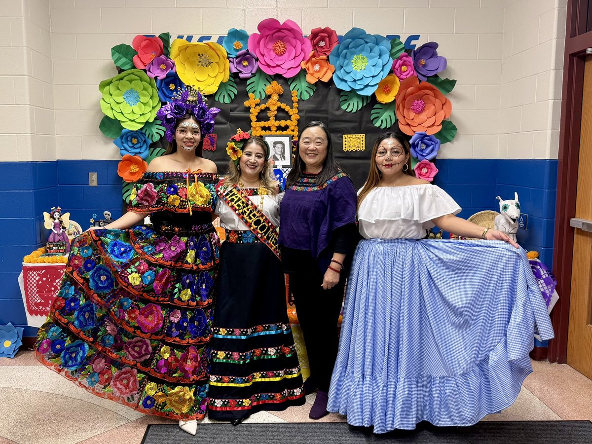 MakiTeramotoS's tweet image. Thank you Mariama for keeping the wonderful Mexican tradition of #DíaDeMuertos as part of the cultural curriculum of #GlobalPrep. 

I enjoyed the program so much! The kids singing&amp;amp;dancing, the creative #Altar explanation and  the #PROBEM #Tabasco teachers were all wonderful.