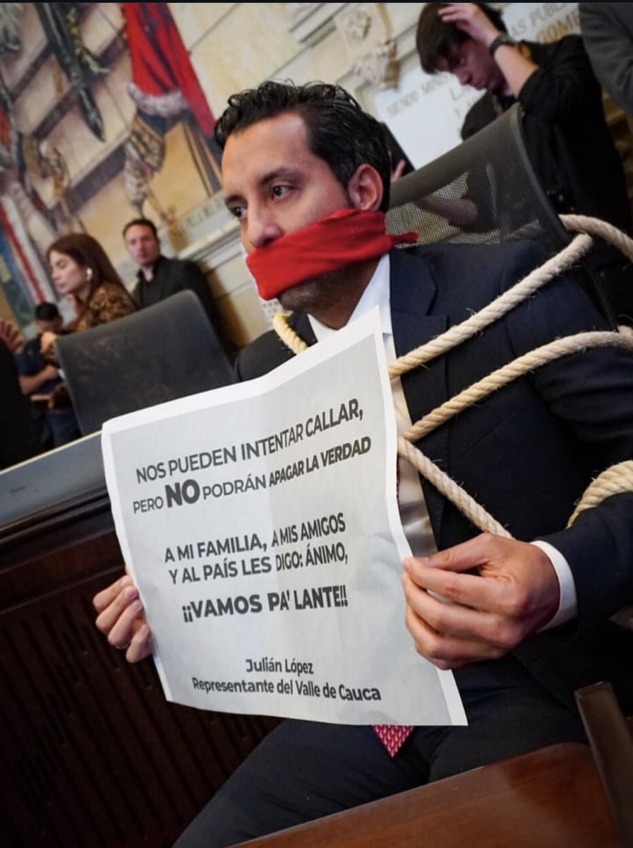 catalinaisazav's tweet photo. Congresista @Julianlopezte su show mediático representa su profunda desconexión social y un atropello a todas las verdaderas víctimas que han sido silenciadas en la absurda idea de La Paz total que profesan usted y su gobierno. 

Lo invito a la ruralidad para que con eso evidencie lo que significa hoy para muchas familias estar verdaderamente amarradas y brutalmente amordazadas por las disidencias. 

#camaleon #FueraMáscaras