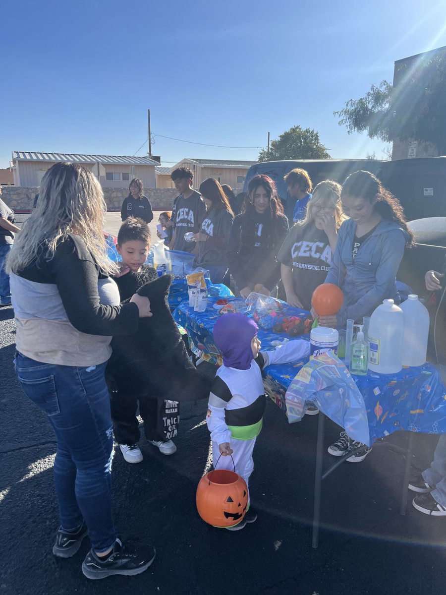 Falcon_CECA's tweet image. So proud of our CECA Chem & Environmental Club members for representing CECA at CTWโs Spooky STEM Night! ๐๐งช Inspiring young minds and spreading the magic of science one experiment at a time. ๐ฌ๐ #CECAChem #CECAEnvironmental  #SpookySTEM #FutureScientists