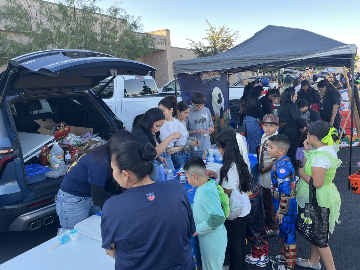Falcon_CECA's tweet image. So proud of our CECA Chem & Environmental Club members for representing CECA at CTWโs Spooky STEM Night! ๐๐งช Inspiring young minds and spreading the magic of science one experiment at a time. ๐ฌ๐ #CECAChem #CECAEnvironmental  #SpookySTEM #FutureScientists