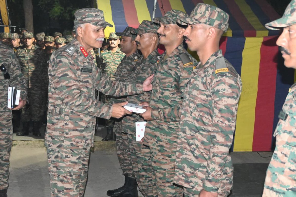 VajraCorps_IA's tweet image. #StrongAndCapable #OnPathToTransformation 
Lt Gen Ajay Chandpuria, AVSM, VSM, GOC #VajraCorps, visited #GoldenArrowDivision and reviewed the Formation’s operational preparedness.
Addressing troops engaged in intensive training in forward areas, he lauded their grit, innovation…