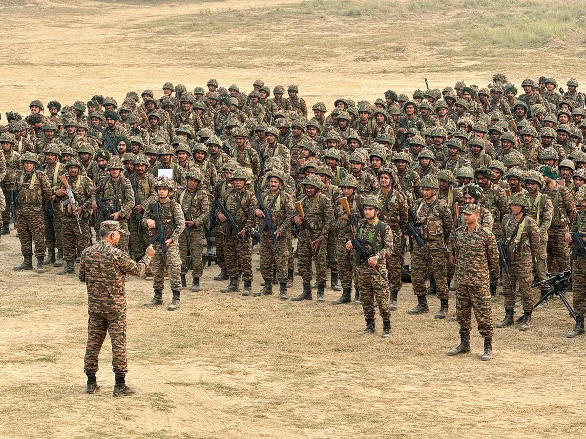 VajraCorps_IA's tweet image. #StrongAndCapable #OnPathToTransformation 
Lt Gen Ajay Chandpuria, AVSM, VSM, GOC #VajraCorps, visited #GoldenArrowDivision and reviewed the Formation’s operational preparedness.
Addressing troops engaged in intensive training in forward areas, he lauded their grit, innovation…