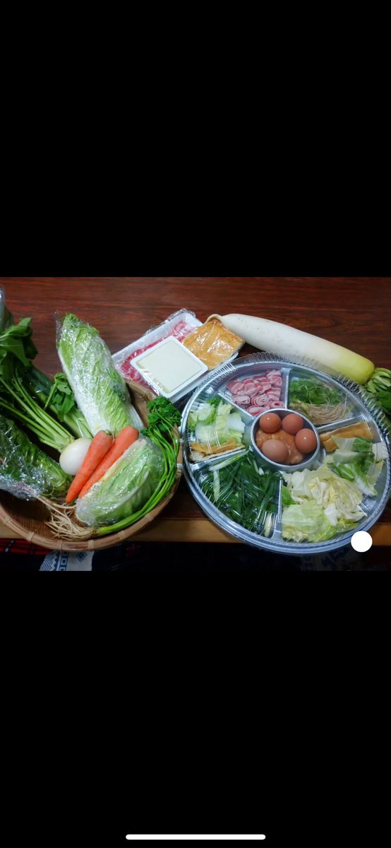 [拡散希望]
今年も年末の鍋セットやります、毎年頼んでくださる方が多いので価格据え置き😊

①12/30に引き取りです
②必ず前払いをお願いします🙇‍♂️
③今年は30食、10食注文いただいてるのであと20セット
④12/15or30食になれば終わります

写真はイメージですが今年もてんこもりで！お楽しみに😊