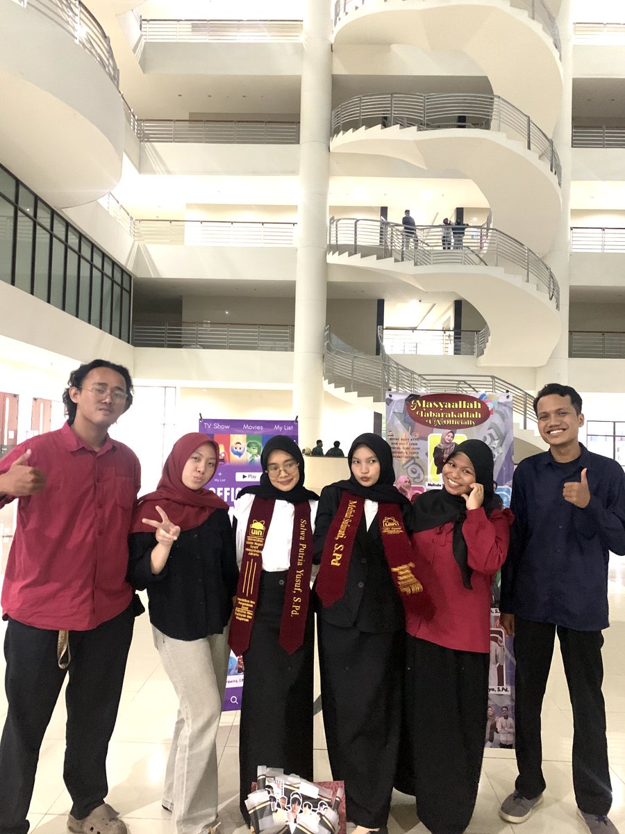 kmrn nunggu temen sidang skripsi sampe sore bgt. selamat buat ciwi ciwi ini, sisa 4 org yg blm sidang di grup ini termasuk gua.. semoga bisa cepet nyusul dah wkwk