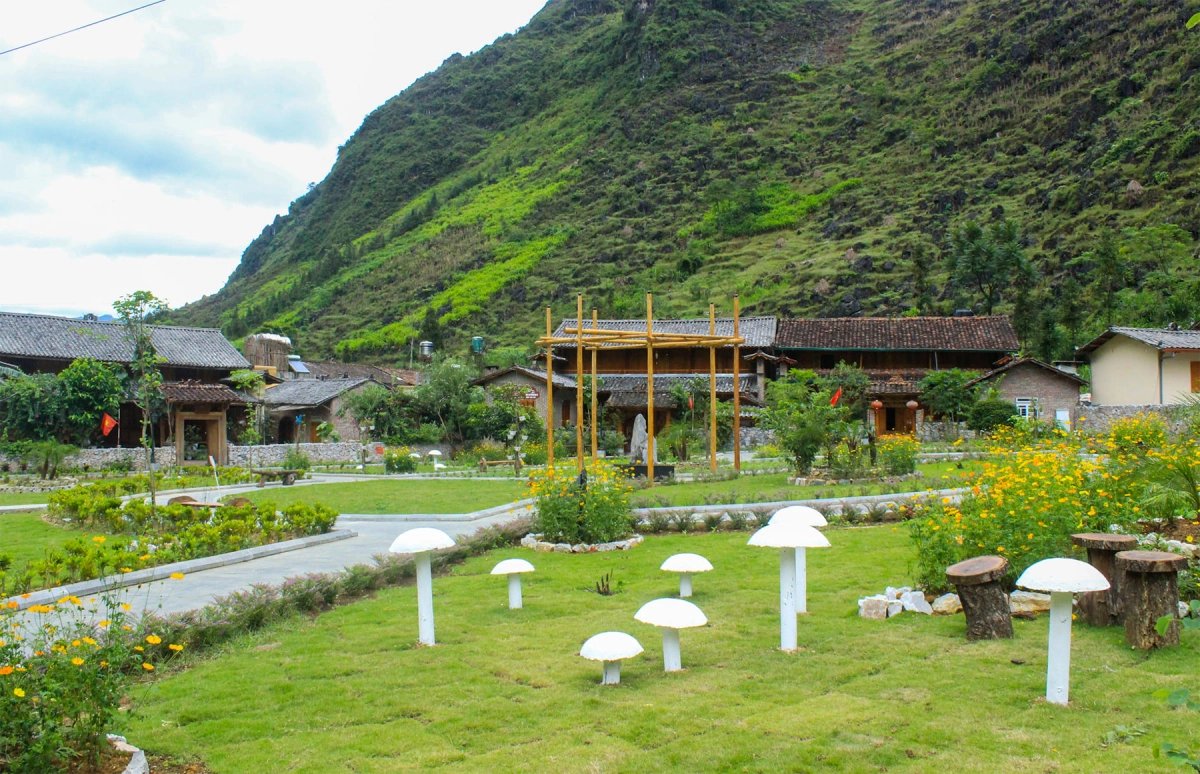 NoiTour56002's tweet photo. The Mong Ethnic Cultural Village in Pa Vi hamlet, Meo Vac commune is located about 160 km from the center of Ha Giang ward. Around the village is a majestic natural landscape with cat-ear rocky mountains and valleys, near Ma Pi Leng pass and Nho Que river.
#pavivillage https://t.co/N9YCV19LwY