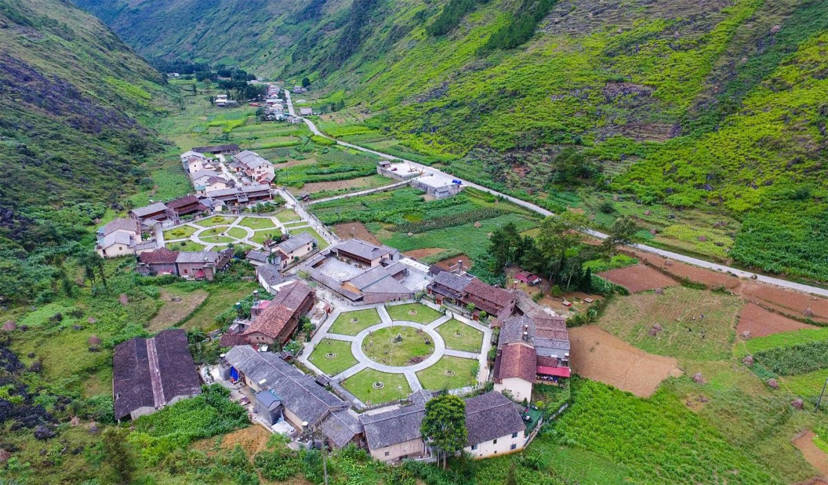 NoiTour56002's tweet photo. The Mong Ethnic Cultural Village in Pa Vi hamlet, Meo Vac commune is located about 160 km from the center of Ha Giang ward. Around the village is a majestic natural landscape with cat-ear rocky mountains and valleys, near Ma Pi Leng pass and Nho Que river.
#pavivillage https://t.co/N9YCV19LwY