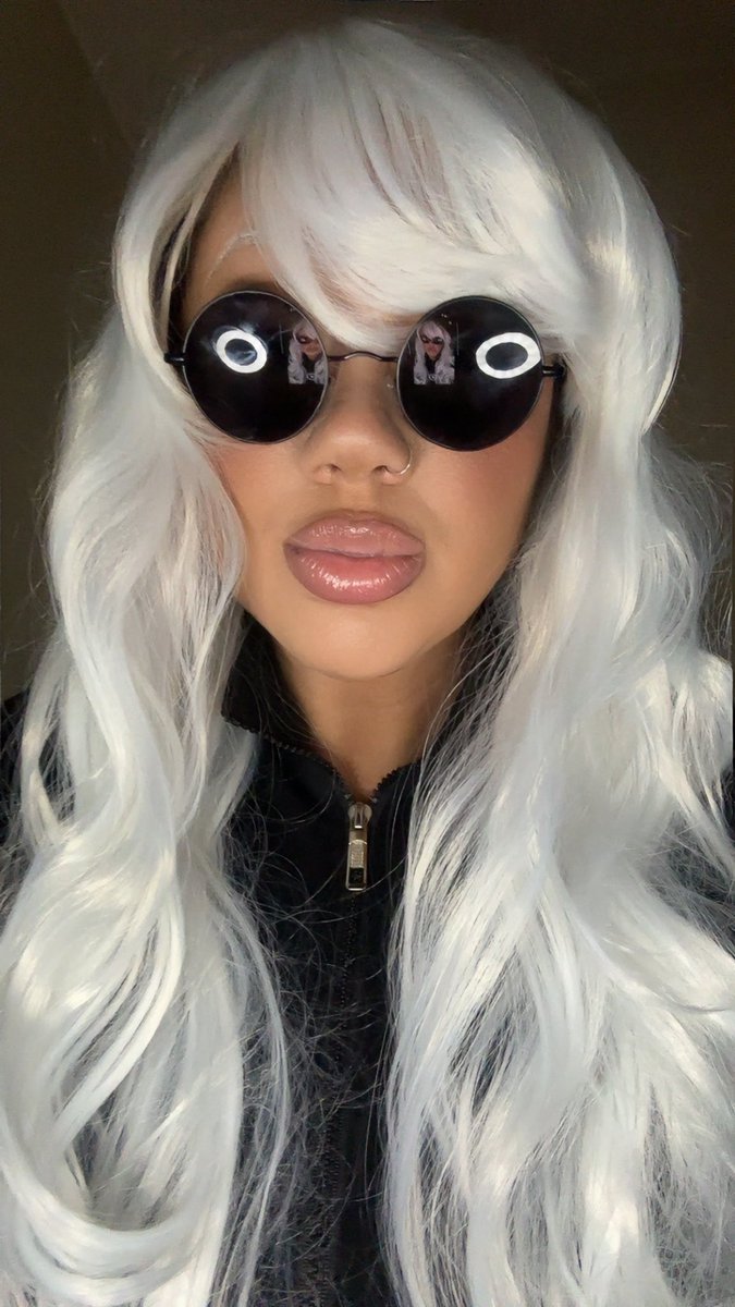 Happy Halloween Eve 👻✨

Female Gojo is living playing more GOW then Little Nightmares 3 🖤