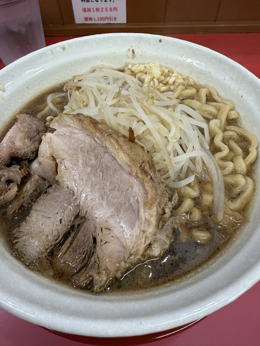 t_i_0621's tweet photo. 昨日食べた二郎系ラーメン🍜
美味しかった！
初めてだったので量にビビって少なめにしたけど、次の機会は普通にてみよ😆
#二郎系ラーメン https://t.co/NwtjbnoqKg