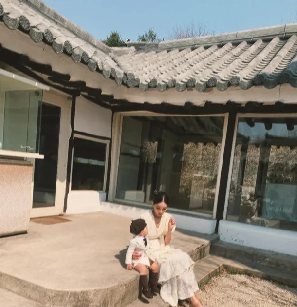 netizenbuzz's tweet image. Moon Gabi shares photos of her son with Jung Woo Sung dlvr.it/TNzcgc