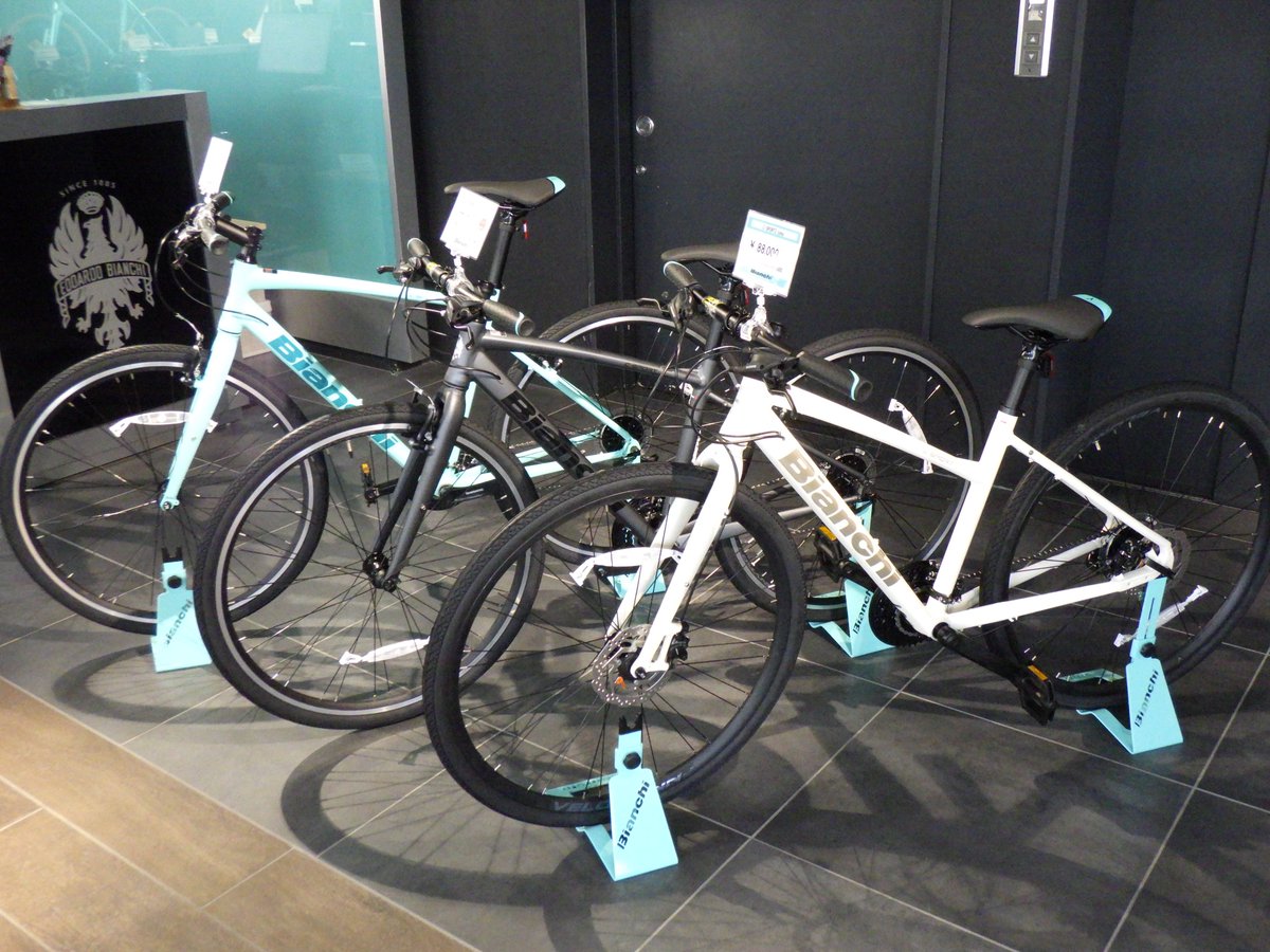 hiroshima_1885's tweet photo. 【広島】ただ今オープンしました。人気のクロスバイク”C-SPORT”シリーズも多数入荷してます。是非、店頭にてご確認ください。カラーやサイズ等はお気軽にお問合せください。
在庫：https://t.co/JcjFgQRkoe

#bianchi #ビアンキ広島 #自転車 #ロードバイク #クロスバイク #通勤 #通学 #街乗り #CSPORT https://t.co/41x2TpvzxD