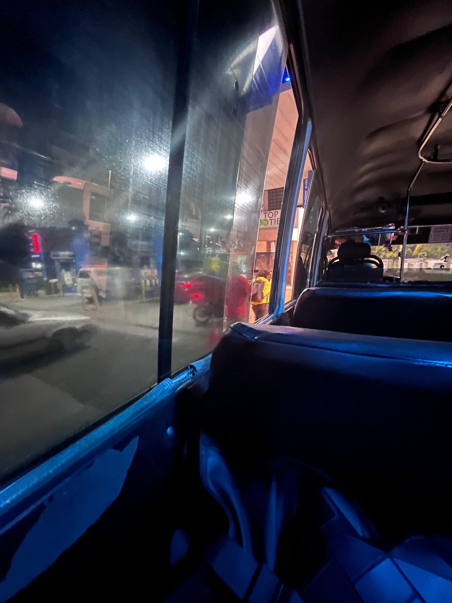 A los microbuses de la Ruta 6 de Mariona se les debería prohibir cargar combustible llevando pasajeros. <a href="/VMTElSalvador/">VMT</a>  <a href="/RomeoHerrera1/">Romeo Rodríguez 🇸🇻</a> todos los días por las noches hacen eso en la Gasolinera UNO de Ciudad Corinto, eso pone en riesgo a los pasajeros.
