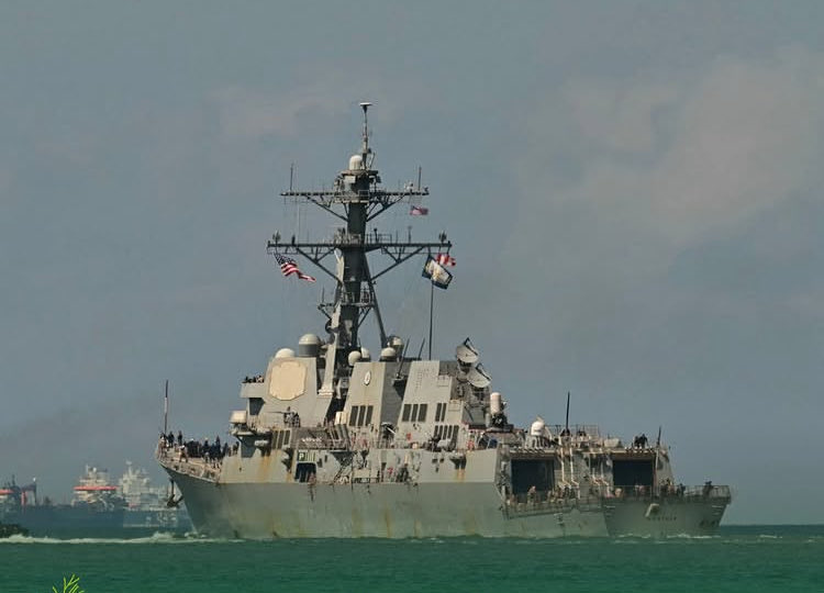 Hoy el buque destructor de EEUU abandonó las aguas de Trinidad y Tobago, donde realizó ejercicios militares a poco más de 10km de las costas de Venezuela. Dejando un saldo de 62 decesos sin aportar pruebas sobre el vínculo con el narcotráfico de estas personas asesinadas.