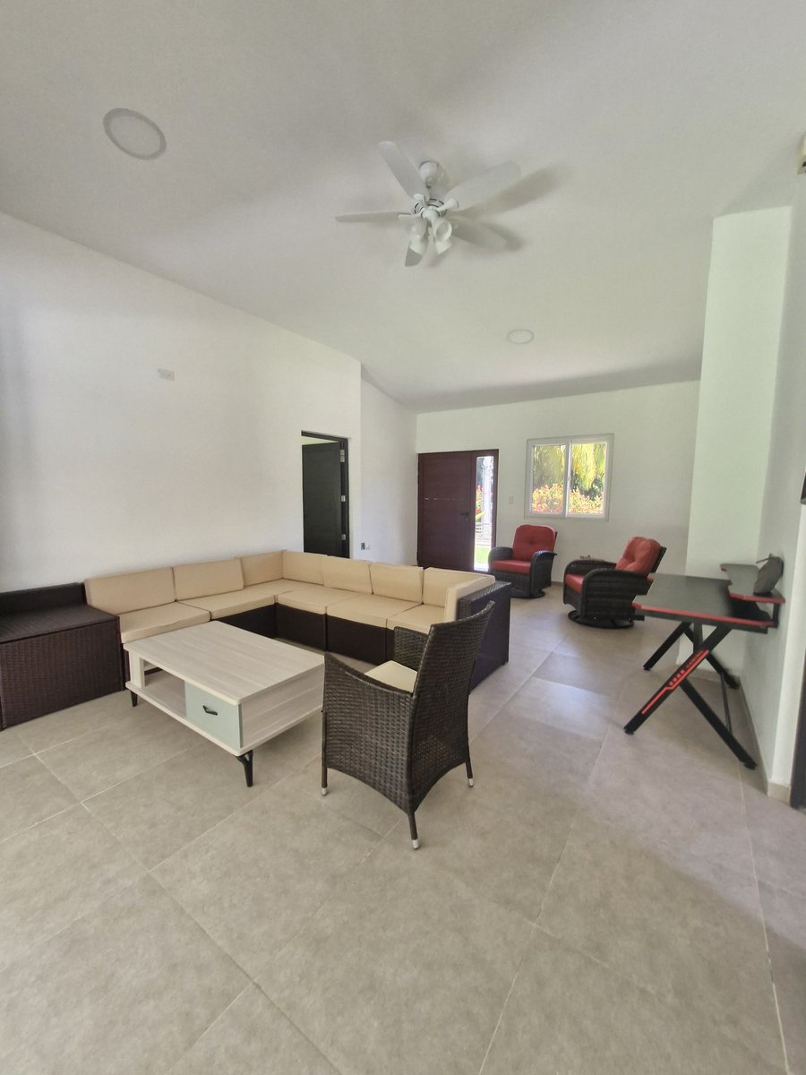 VENTA 
Adquiere tu exclusiva residencia de playa en una de  las zonas de mayor futuro. 
Terreno:  1,180 v2.
Área de construcción: 200 mts.
3 Habitaciones.
3 Baños.
Piscina.
Acabados de lujo.
Amplio parqueo y mucho más. 
Precio de venta: $300,000 Neg.