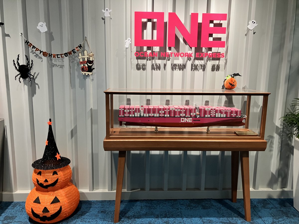 ONEのハロウィン2025 

船はいつも通り、マゼンタのまま

オフィスには少しだけ
秋のいたずらが忍び込んでます

🎃👻🎃👻🎃👻🎃👻🎃👻