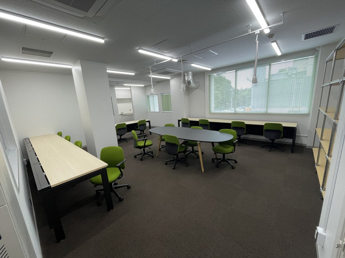 mie先生がV号館にいらっしゃったので、#環境創成学研究室 を見学させてもらいました。

素敵なお部屋ですね！

#北里大学
#グリーン環境創成科学科