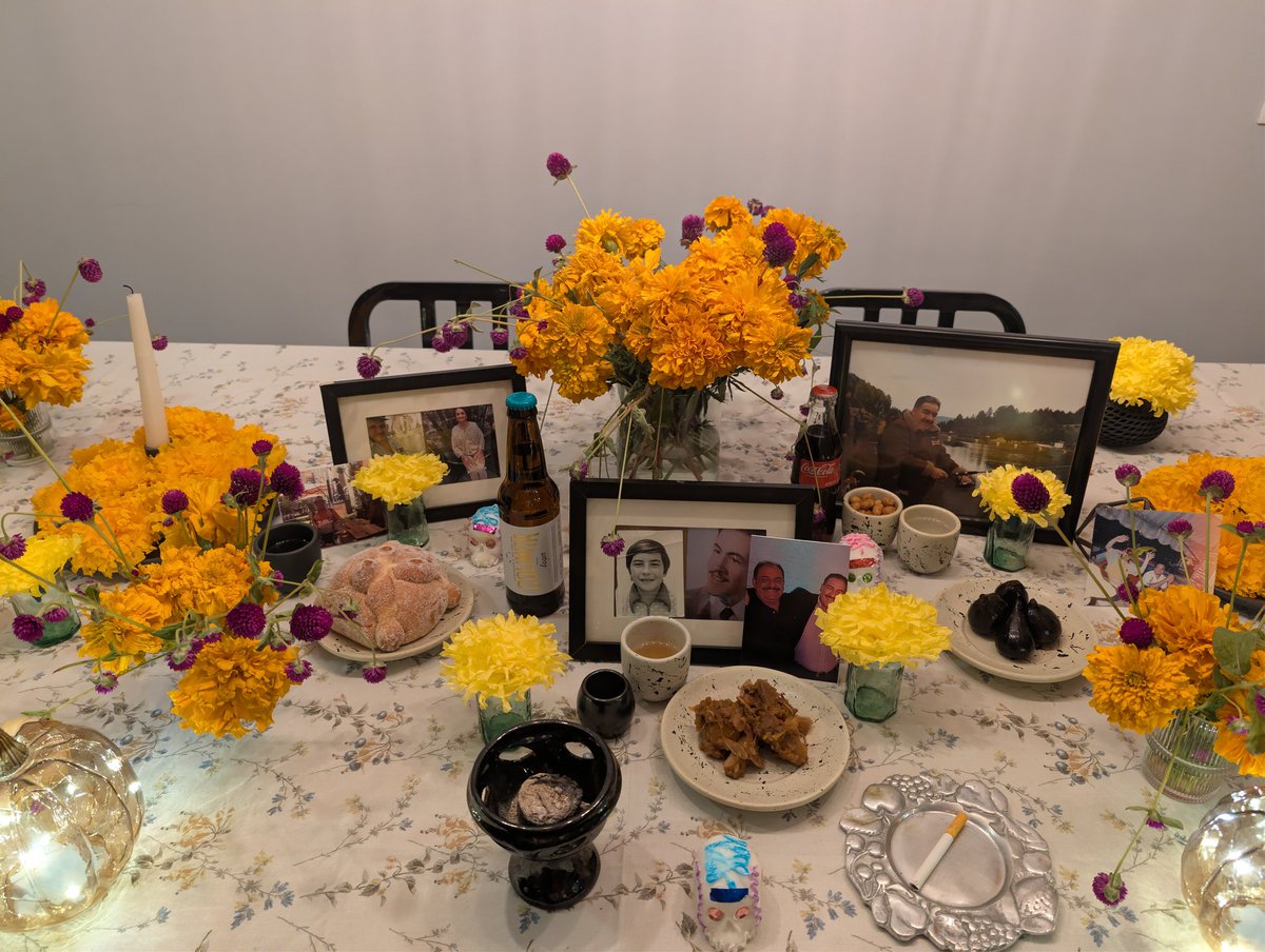 En esta casa se puso ya la ofrenda y aquí estoy esperando que vengan a saludarme todos aquellos que han dejado de caminar conmigo