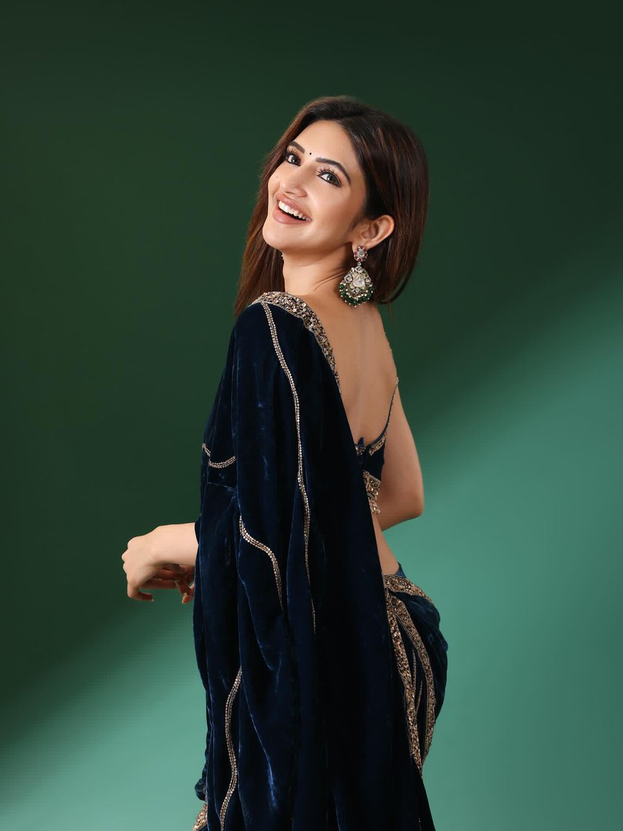 KollywoodCinima's tweet image. Sreeleela looks absolutely divine in her most gorgeous saree stills 💫🌸 Her elegance, poise, and radiant smile redefine traditional beauty in every frame. Truly mesmerizing! ❤️✨
#TheCometBrowser