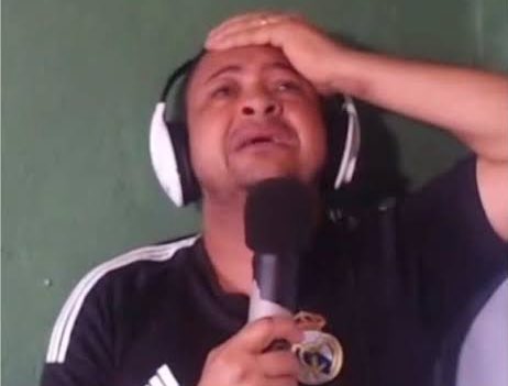 Vitor Roque entrega a bola pro Raphael Veiga bater o pênalti.

Eu, no sofá de casa