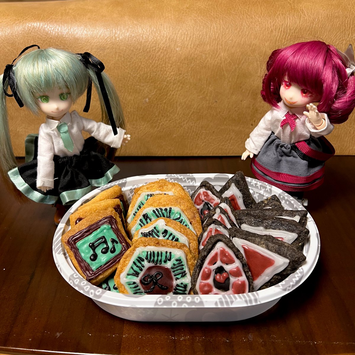 ハッピーハロウィン〜ということでね 普段は作らないトンチキカラフルなアイシングクッキーをよなべして作ったりしました 夜にみんなで食べたいと思います みなさまもよきハロウィンを！
#ナミクドール #ナ菓子