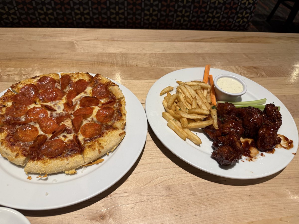 Danielaa_zg's tweet photo. Me traje a comer al cumpleañero https://t.co/wwo5sXbob1