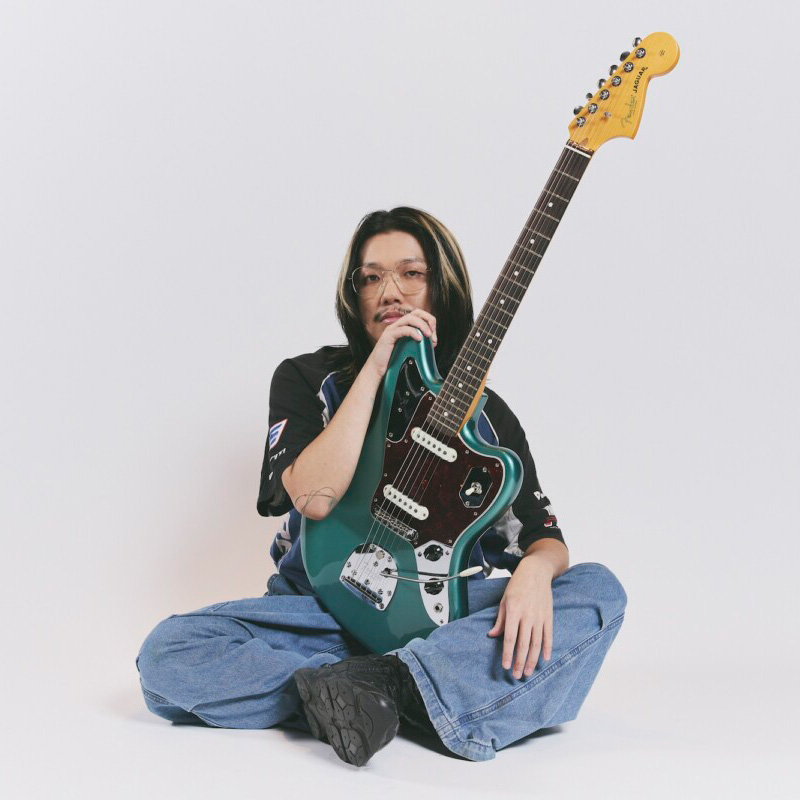 Fender_Official's tweet image. #FenderNews: 3人組バンド @tempalay のフロントマン #小原綾斗 (@jimihemn) がCover Artist に登場！

インタビュー前編では、自身が音楽へ目覚めたきっかけ、そして新製品「American Professional Classic」の #Jaguar の印象について語ってくれた。

🔗fendernews.jp/cover-2025-ryo…

後編は後日公開！