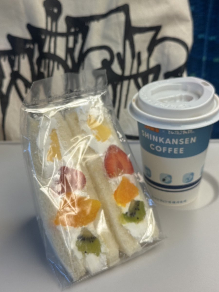 おはりりり♥

今からお仕事で横浜にむかいます〜！
ピント？そんなもん大阪に置いてきたにきまってんだろ、ﾍﾟｲｽ✌️

無事にお仕事終わらせて、
#PhaseOnTime で踊るんや！
これはフラグとちゃうんやᕕ😄ᕗ

お会いできる方いらっしゃいましたら
KPしまくりましょう🍻