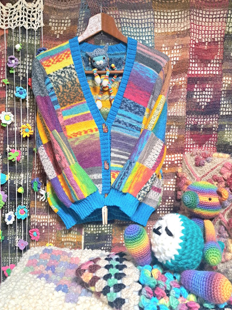 netarou_amuamu's tweet image. Opal＆KFS🧶13種類使ったパッチワークカーディガン完成🌱 ᐕ)ﾉ
Seriaで発見した猫ちゃんウッドボタンがとっても可愛い(*ΦωΦ*)♥