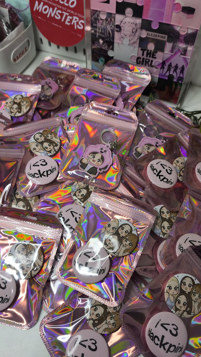 Blinkeu, are you ready?? 
Blackpink Deadline in Jakarta Freebies 🖤🩷

 📅 1-2 November 2025
📍 Gelora Bung Karno, Jakarta

How to claim : 
- Say hi to me, and ask nicely 🖤
- RT and like this posting 
- Please tag me if you get it 🙌
- Don't sell or throw it 😼

See you there.