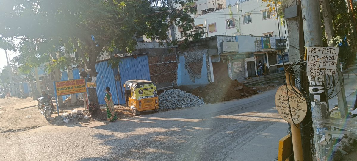 venkat_mvr8's tweet photo. @GHMCOnline @CommissionrGHMC @acpchandanagar @CEC_EVDM @Dc21Ghmc @DEE_ChandaNagar illegal constructions on govt occupied land which is Hafeezpet road facing and they are constructing slab without permission in Vinayak Nagar Hafeezpet entrance which will cause traffic in future. https://t.co/oe80lLlm5c
