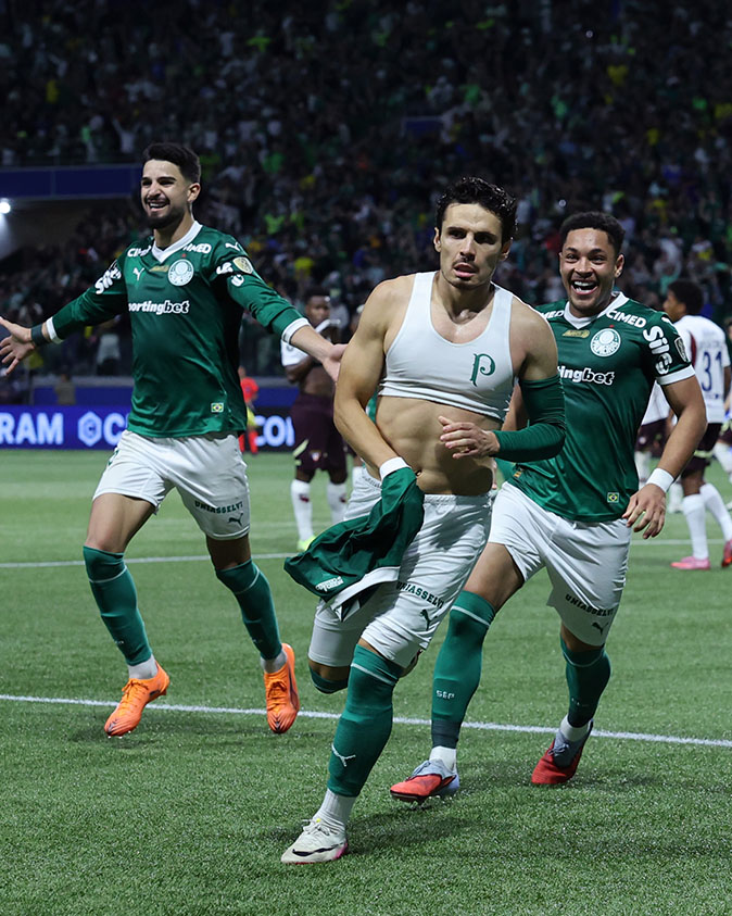 brfootball's tweet image. Palmeiras staged a dramatic comeback to overturn a 3-0 first leg deficit and reach the Copa Libertadores final at the expense of Ecuador’s Liga de Quito 🟢

They will face Flamengo in an all-Brazilian final on November 29 🇧🇷