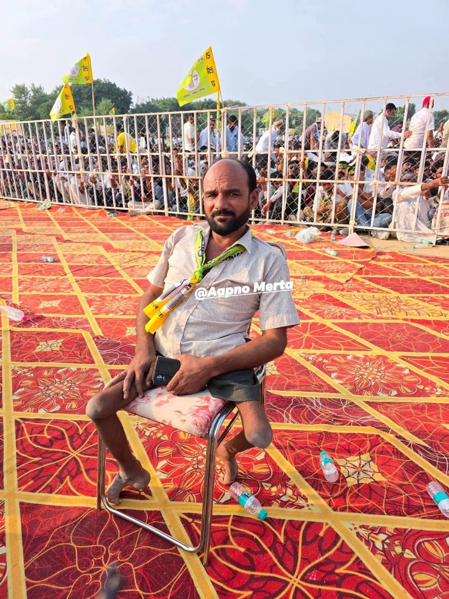 Kishn__Lega's tweet image. अद्भुत विश्वास और अपनेपन की ऐसी तस्वीर की सबको यह कहने के लिए पर्याप्त हैं की
मनुष्य शारीरिक नही मानसिक अपंग होता है
जाति धर्म से परे इनके मन में विश्वास था उम्मीद थी की मे जिस बदलाव की आंधी का हिस्सा बन रहा हूँ वह सच्चा हैं नैक है इमानदार और स्वाभिमानी है
@hanumanbeniwal