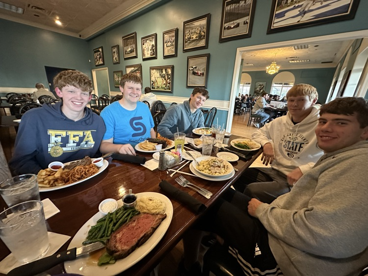 Day 2 in Indianapolis:
Competition day started bright and early! The team felt great about how everything went and are waiting on results. They wrapped up the day with a well deserved dinner at a local steakhouse!