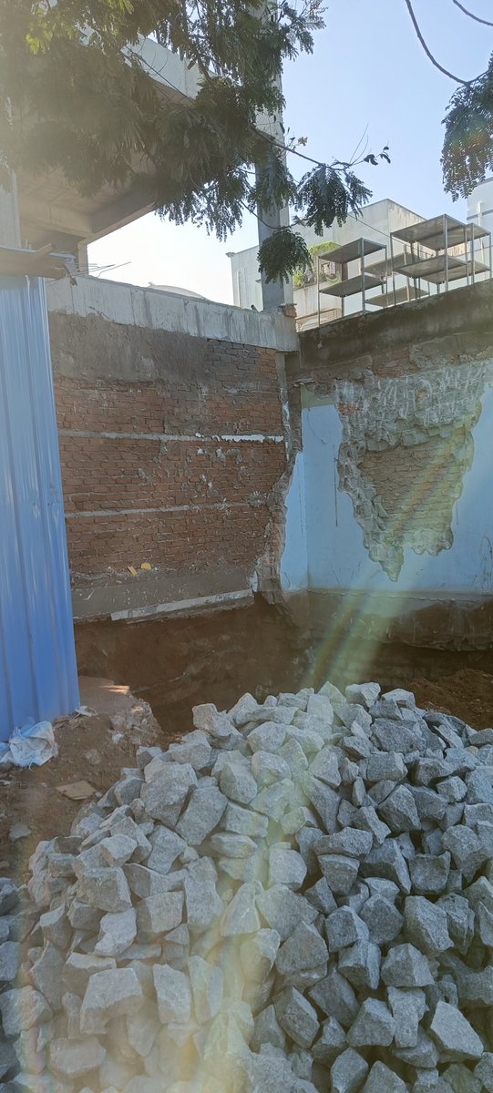 venkat_mvr8's tweet photo. @GHMCOnline @CommissionrGHMC @acpchandanagar @CEC_EVDM @Dc21Ghmc @DEE_ChandaNagar illegal constructions on govt occupied land which is Hafeezpet road facing and they are constructing slab without permission in Vinayak Nagar Hafeezpet entrance which will cause traffic in future. https://t.co/QsahiLDVNP