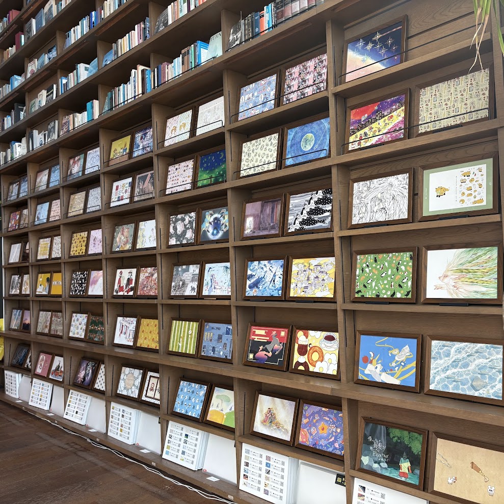 hirakata_tsite's tweet image. 【#今日の枚方tsite】

2年ぶりのブックカバー展を開催中！
絵描きさんたちが描く170の物語が“巨大本棚”を彩ります。
アートと本の世界を、ぜひ会場で。

#つくしのブックカバー展

store.tsite.jp/hirakata/event…