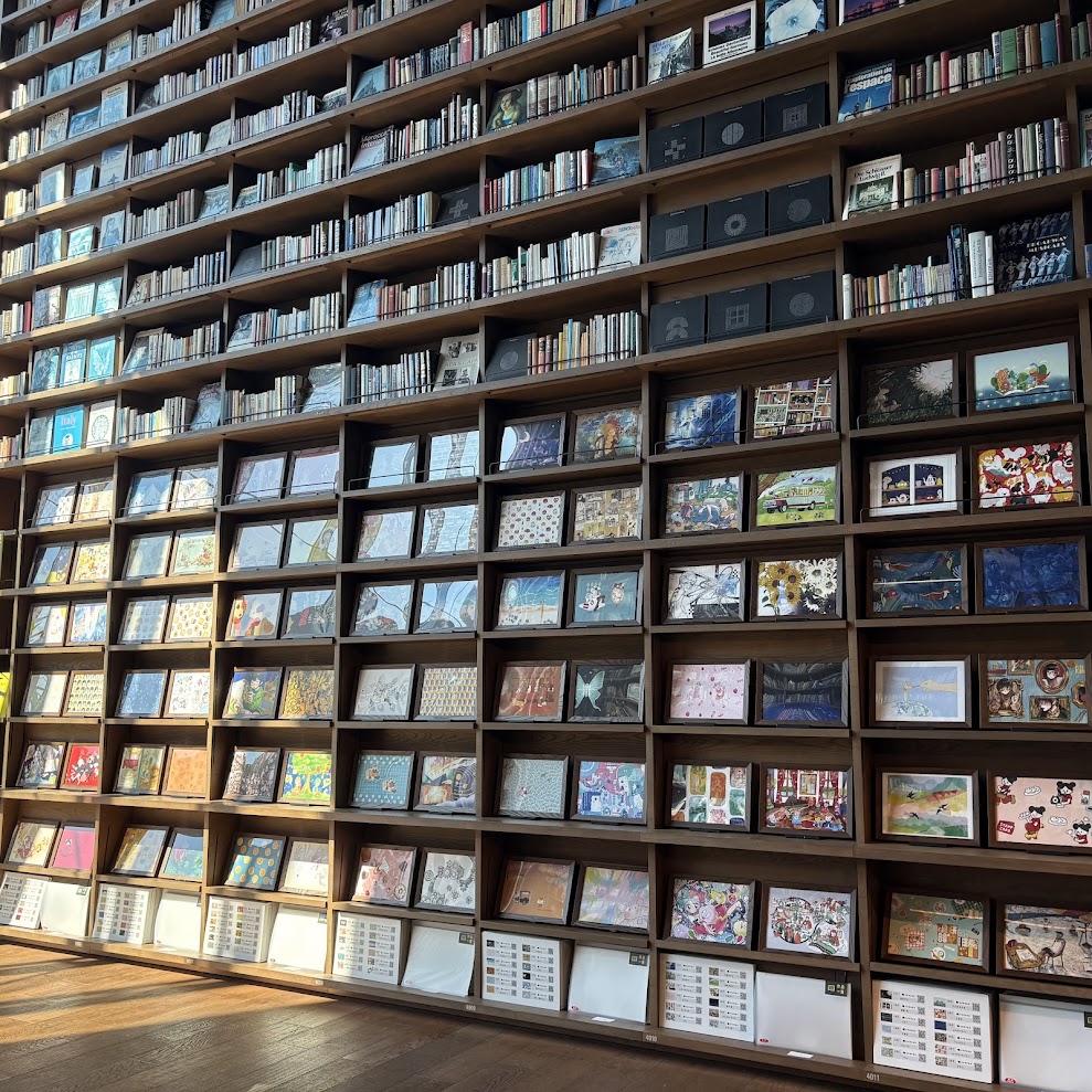 hirakata_tsite's tweet image. 【#今日の枚方tsite】

2年ぶりのブックカバー展を開催中！
絵描きさんたちが描く170の物語が“巨大本棚”を彩ります。
アートと本の世界を、ぜひ会場で。

#つくしのブックカバー展

store.tsite.jp/hirakata/event…