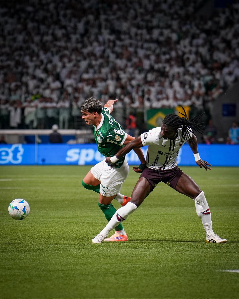 #URGENTE | Liga de Quito dejó escapar la final de la Copa Libertadores. Ni una ventaja de 3-0 en casa fue suficiente para los Albos, que cayeron goleados ante un Palmeiras histórico en Brasil, imponiéndose 4-0. El 'Rey de Copas', sin mística ni reacción, vivió un auténtico