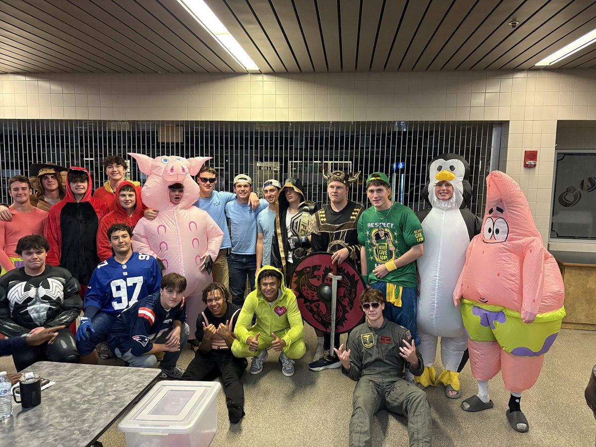 ShrewsburyFB's tweet photo. A Halloween 🎃 costume contest at tonight’s pasta party. Some great costumes! https://t.co/RIdnpefOKu