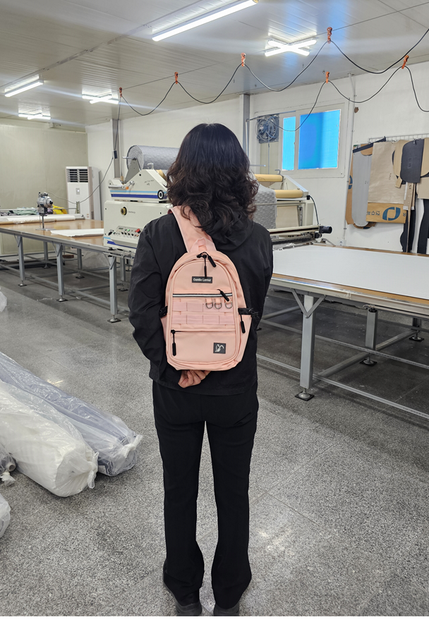 momzang's tweet photo. 이거 사장시킬려고했더니 불이 붙으니까 재오픈 의욕상승돼서 봉제실 직원들 메고 있는 사진찍어봤어요.  
검정옷 신장 158센티 빨간색은 162센티입니다. 
백팩과 슬랭크로스겸용으로 리뉴얼할려고 생각중입니다.현재 사이즈(높이32가로20측면12)를 메고있을때  모습니다. 넘작게 느껴지지않는데요... https://t.co/GAYun9LE3J
