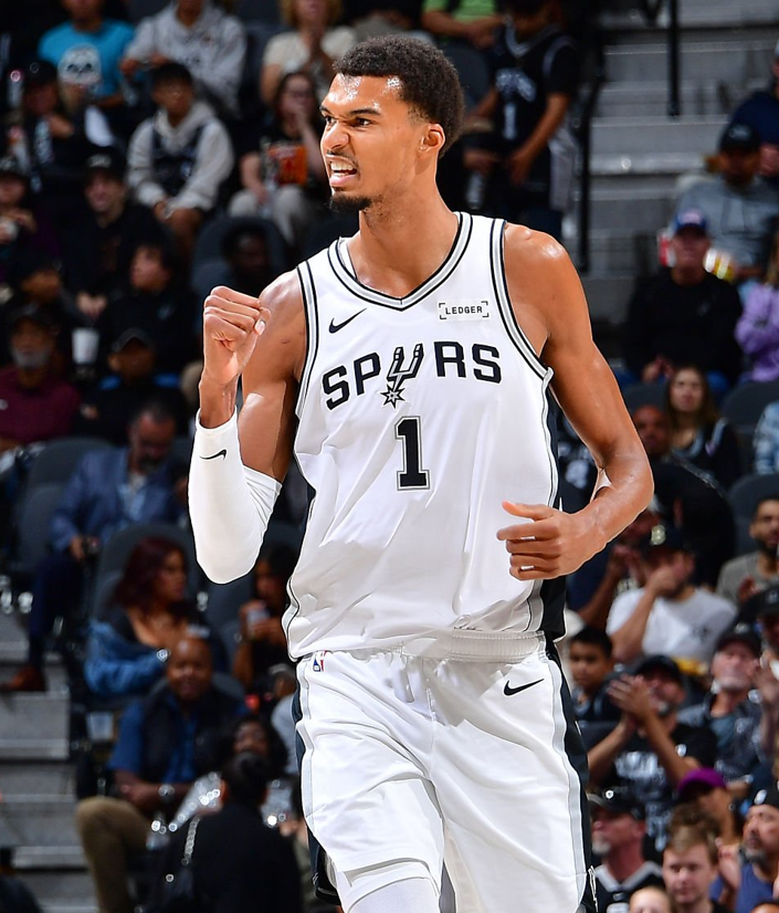 VICTOR WEMBANYAMA CE SOIR :

27 POINTS À 44%
18 REBONDS
6 ASSISTS
5 BLOCKS
LA WIN FACE AU HEAT ✅
UN QT3 IMPRESSIONNANT ✅
DES SÉQUENCES, UN FINISH 🤌✅

C'EST LA PREMIÈRE FOIS ALL TIME QUE LES SPURS COMMENCENT UNE SAISON EN [5W-0L] 🥳