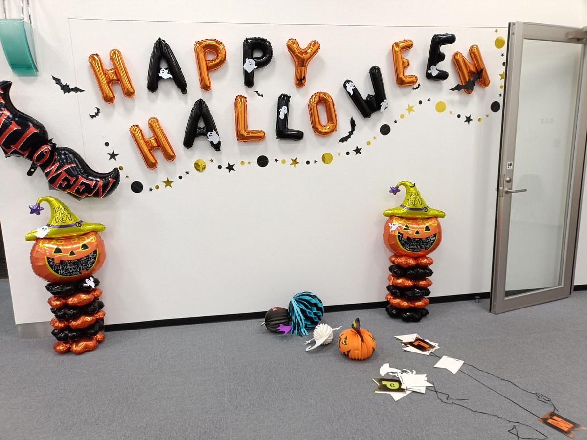 本日は10/31、#ハロウィン　です🎃
本校太田校舎での装飾の様子！📷
午後は学生主体でパーティを行います👻
教員も仮装して準備中です！楽しみですね！！！
#HappyHalloween 
#ハロウィン2025